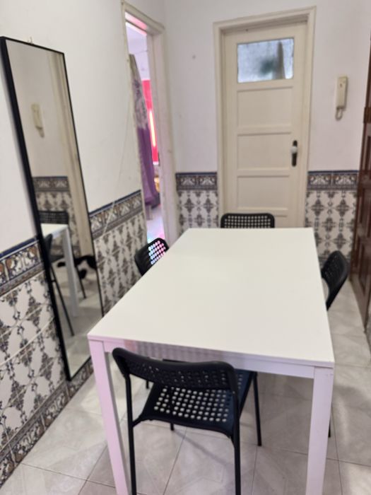 Mesa com 4 cadeiras na Amadora