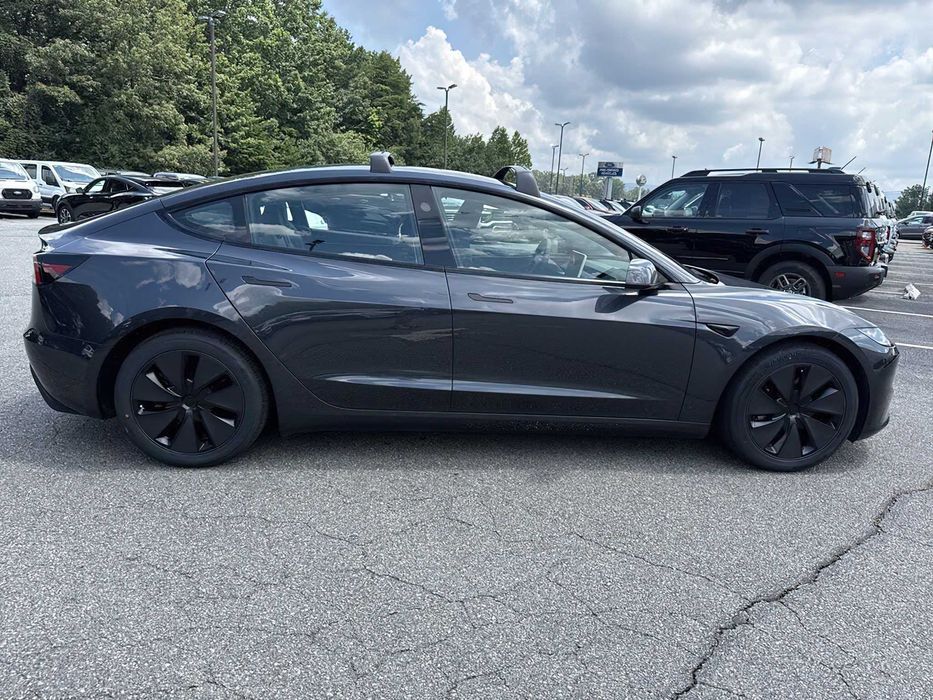 Tesla Model 3 Long Range      2025
