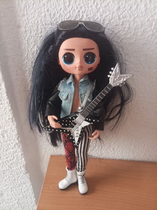 Bonecas LOL Surprise dolls com óculos e guitarras.