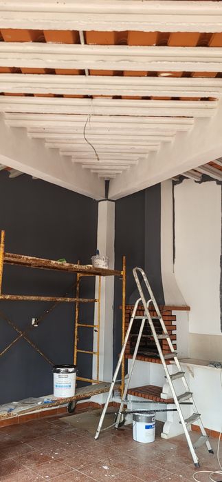 Faco pinturas interiores e exteriores.