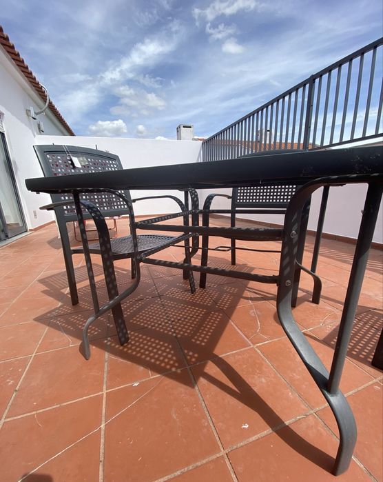 Mesa e cadeiras de jardim