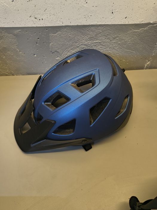 Capacete de bicicleta novo com led.