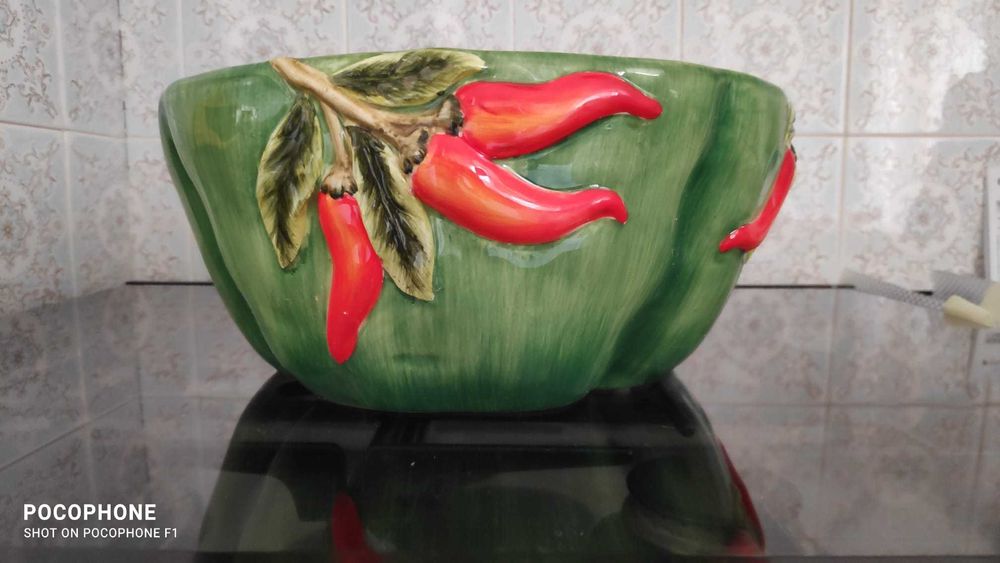 Saladeira decorativa verde e vermelha