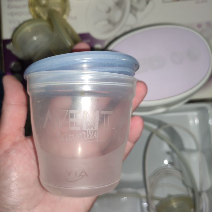 Молокоотсос  электронный Avent Natural и 7 контейнеров