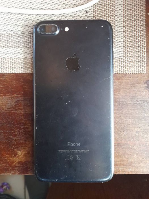 Продам айфон 7+.