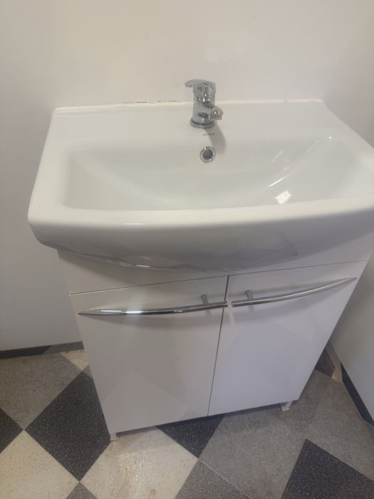 Sprzedam umywalkę z szafką