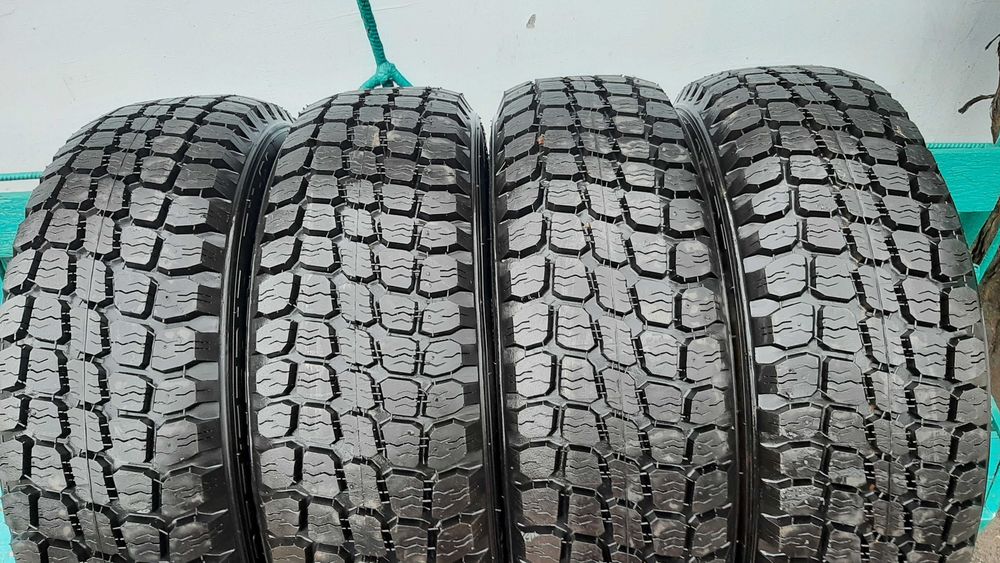 Шины 235/75 R-15 поршня