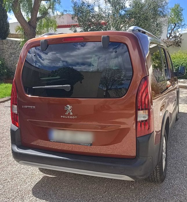 Veiculo com cadeira de rodas com elevador elétrico, acompanhante