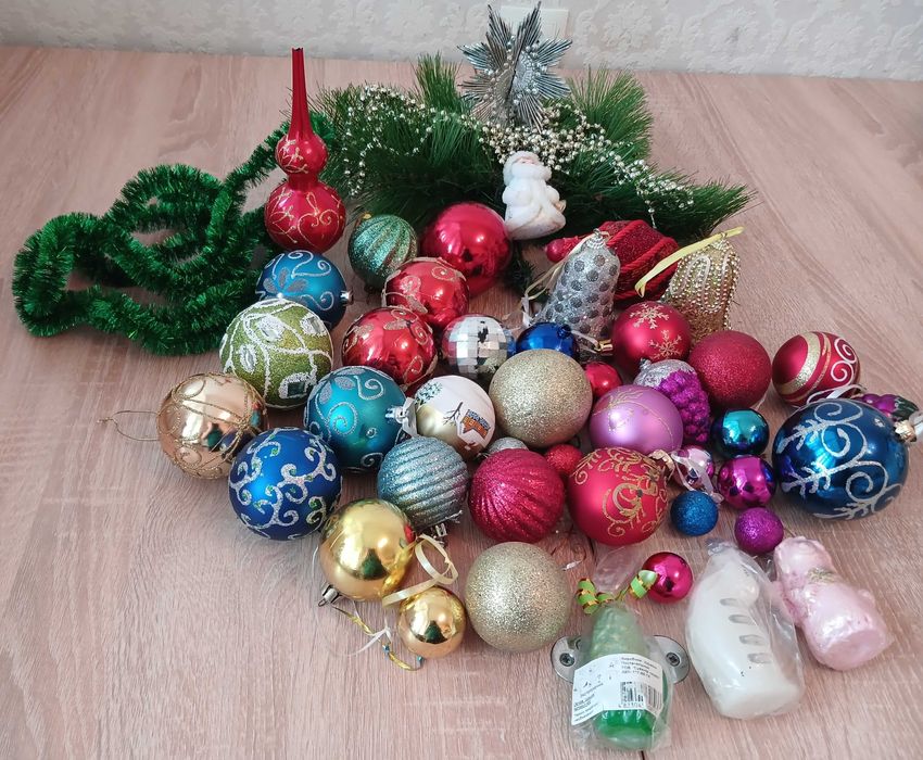 Новорічні іграшки, свічки, мішура. За все 200 грн