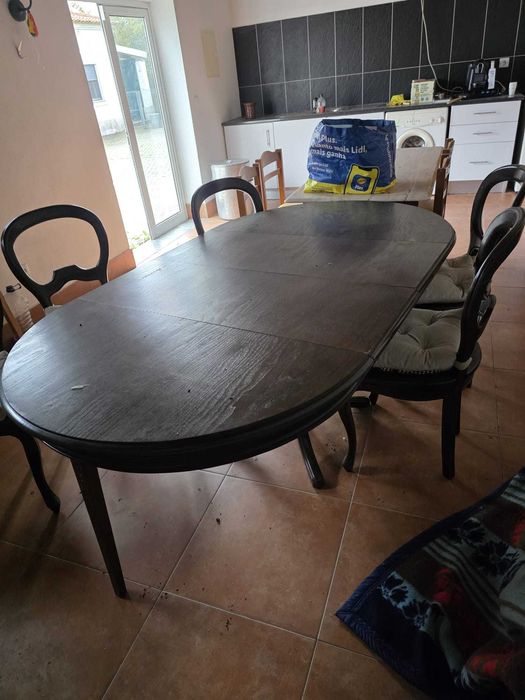 Mesa de jantar em carvalho + 5 cadeiras + 2 cadeiras por arranjar