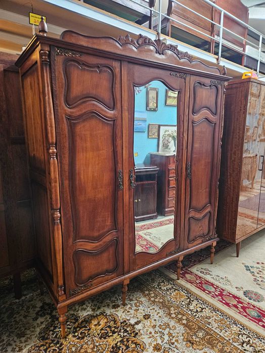 Roupeiro antigo em bom estado geral