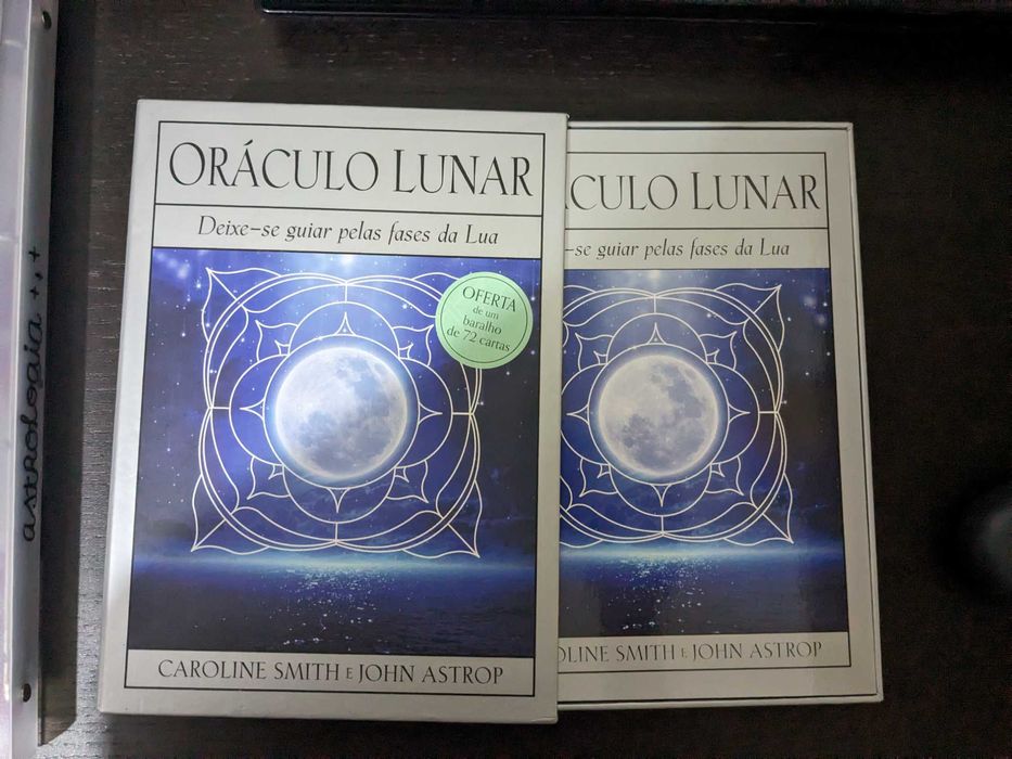 Oráculo Lunar, Caroline Smith e John Astrop