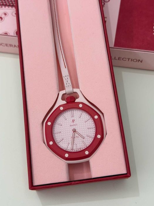 Swatch x AP Otto Rosso–różowy dial, 90h rezerwy, lanyard, modułowy POP