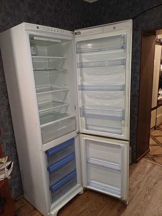 Продам двухкамерный холодильник Indesit