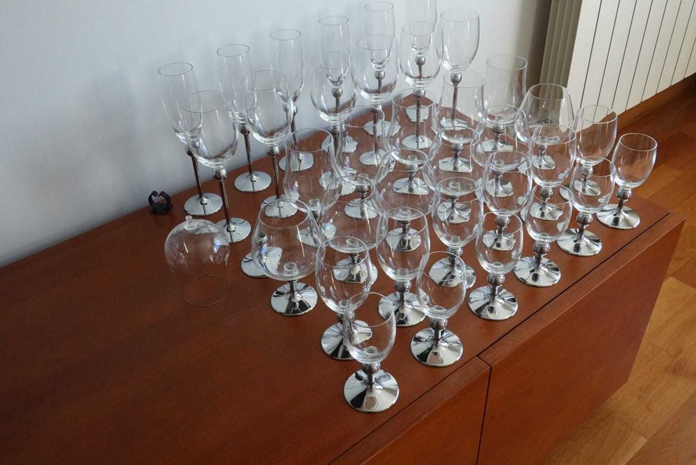 Serviço de copos vintage de cristal com pé metálico prateado