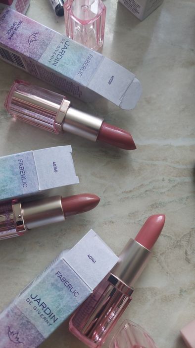 Помади Faberlic Перша леді Hidra Lips Satin Kiss...