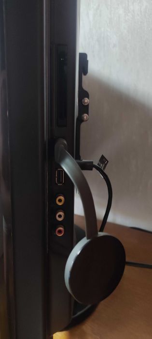 Продаю телевізор Samsung LE32C450E1W LCD + Медіаплеєр Google Chromecast2