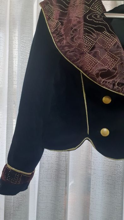 Casaco de veludo preto e dourado com botões  serve para cerimonia  cur