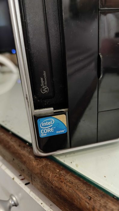 4 torres e uma fonte de alimentação