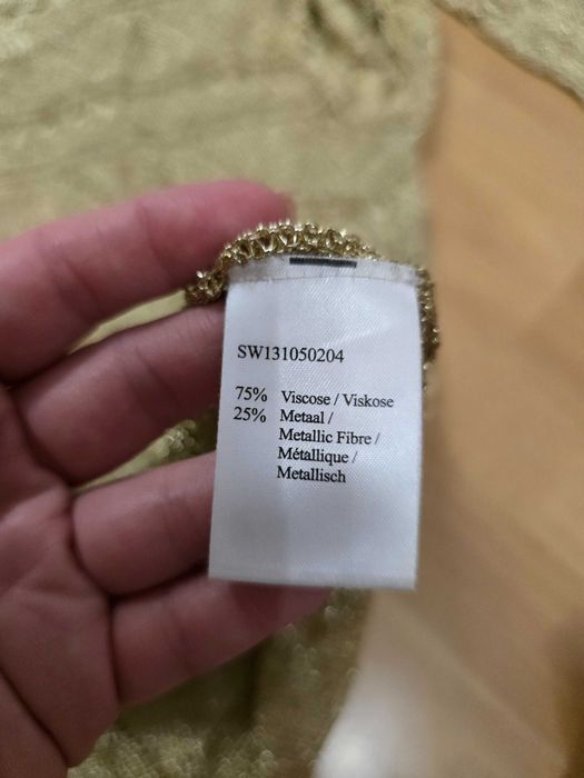 Sweter z złota nitką