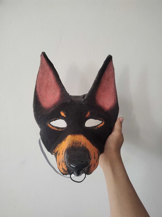 Maska therian doberman pies dog