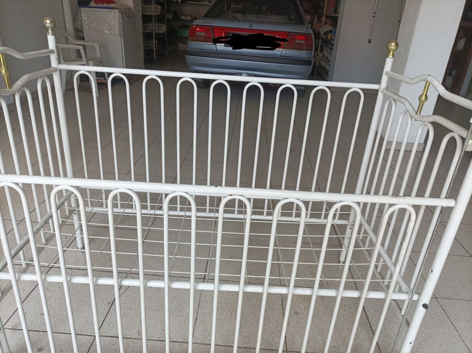 Berço de metal branco