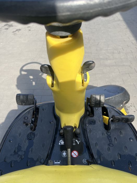 Zamiatarka samojezdna karcher 1000t