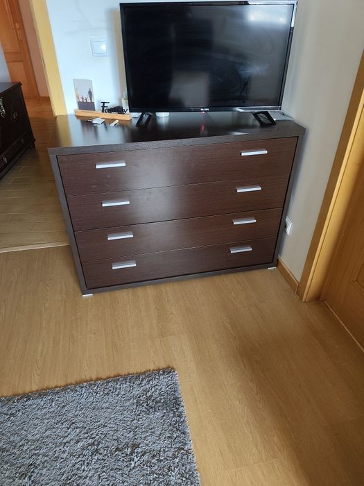 Quarto casal mais mesinhas