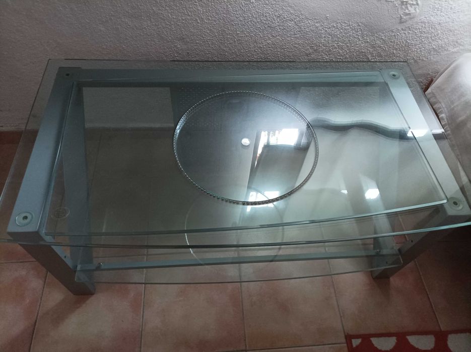 Mesa com prateleira giratória para TV