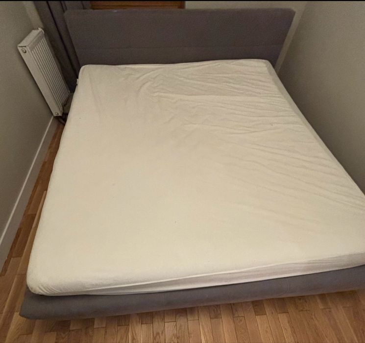 Łóżko z materacem 180 cm x 200 cm