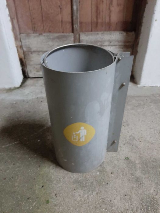 Lata de lixo de metal sem tampa