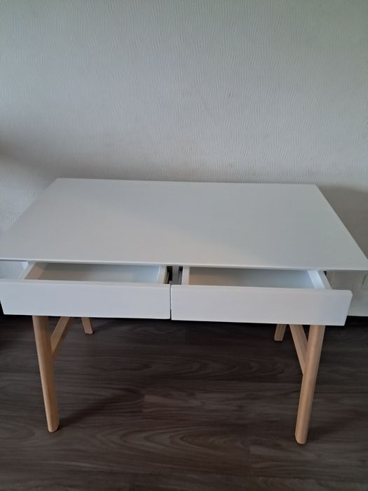 Стіл в кімнату або спальню