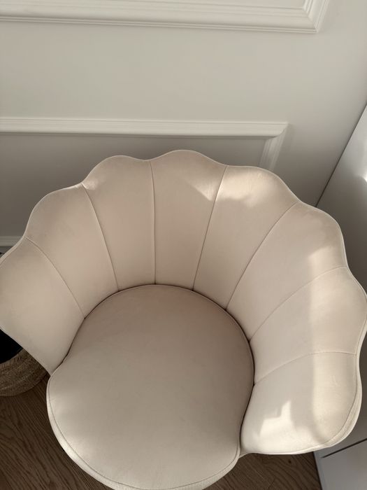 fotel obrotowy w kształcie muszli