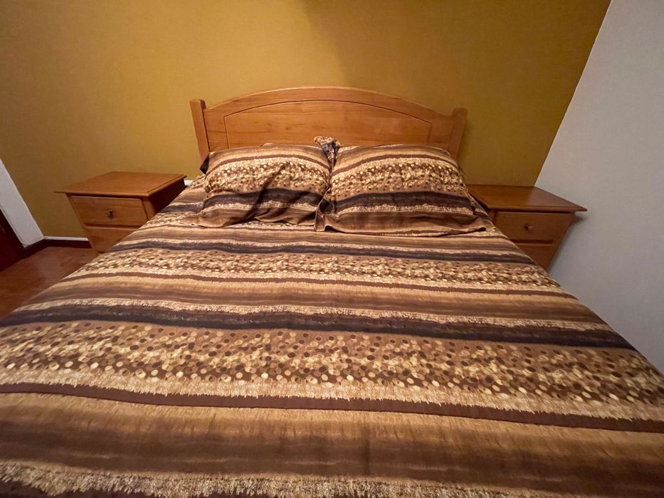 Quarto completo – cama + 2 mesinhas de cabeceira + cómoda + camiseiro