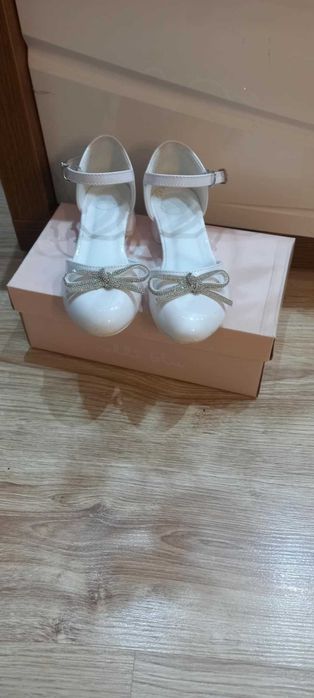 Sprzedam buty dla dziewczynki.