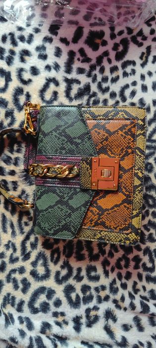Śliczna mala torebka damska motyw wężowy Aldo na ramię jak i do ręki,