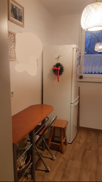 Wąski stolik kuchenny z krzesłem