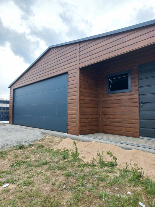 Garaż blaszany drewnopodobny nowoczesny wygląd