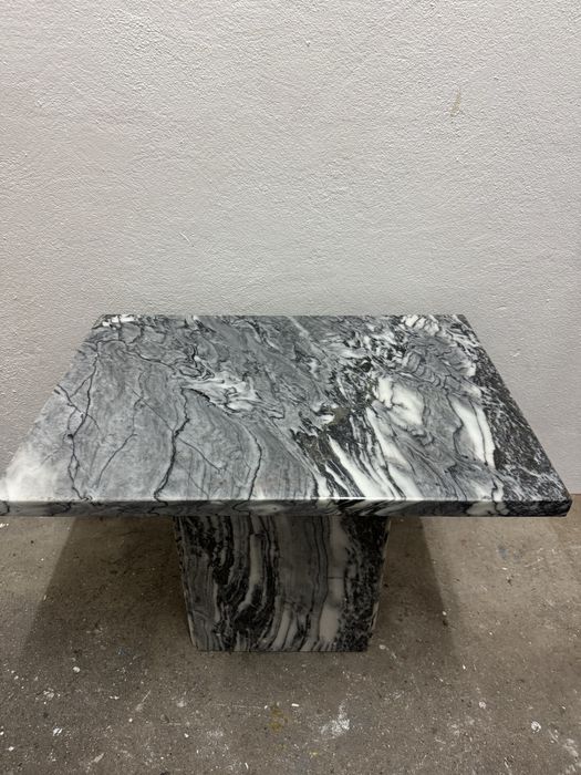 Mesa de apoio, em mármore