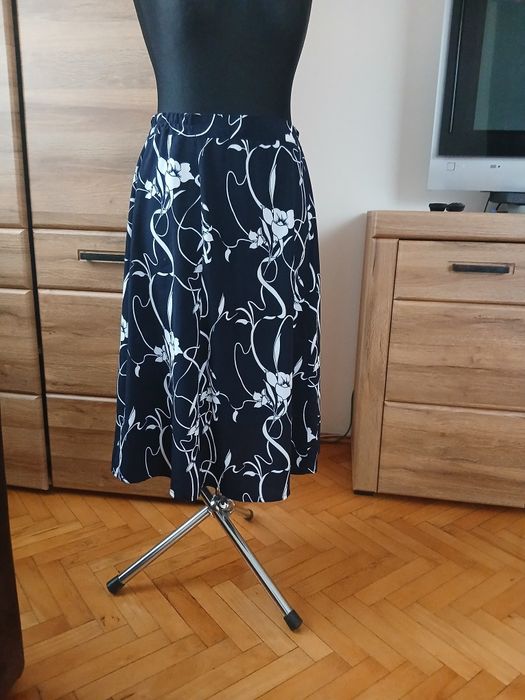 Spódnica na czarnym tle białe kwiaty L