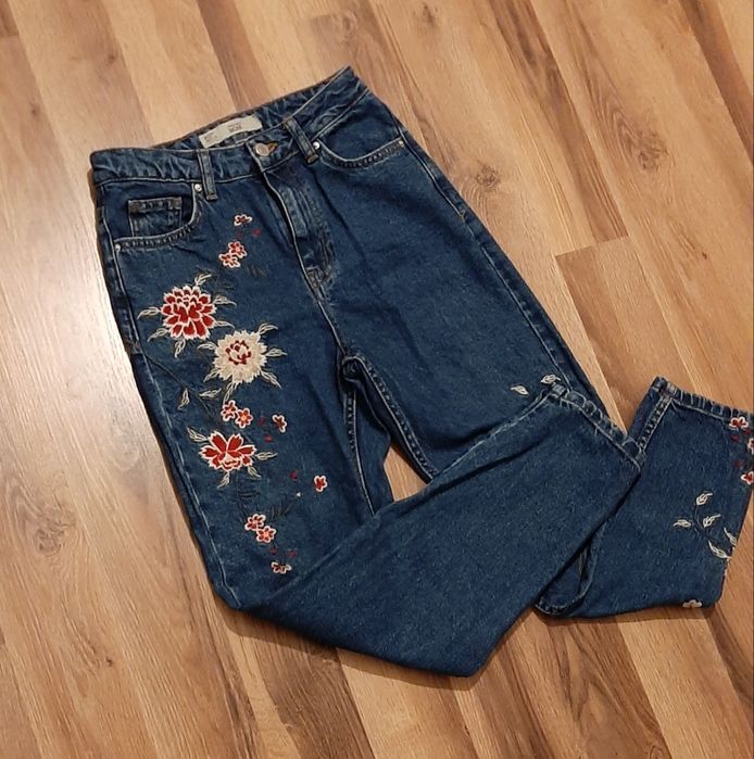 Topshop Mom_ spodnie jeansowe z haftem W25