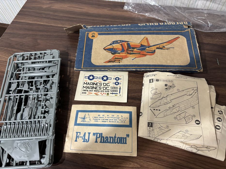 набор для сборки масштабной модели самолета F-4J «Phantom».