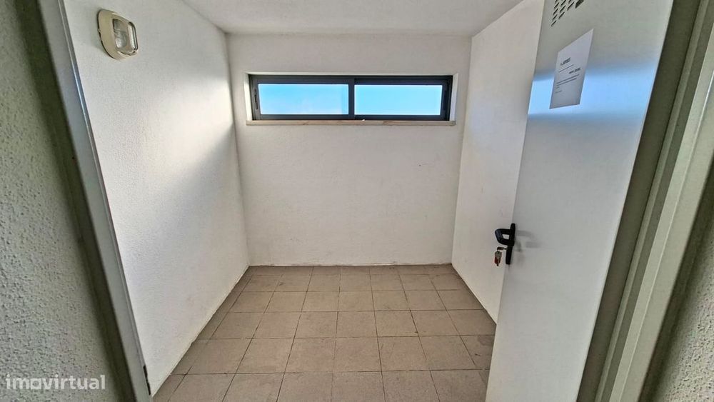Apartamento T2 com 126m2, arrecadação e lugar  estacionamento Montijo.
