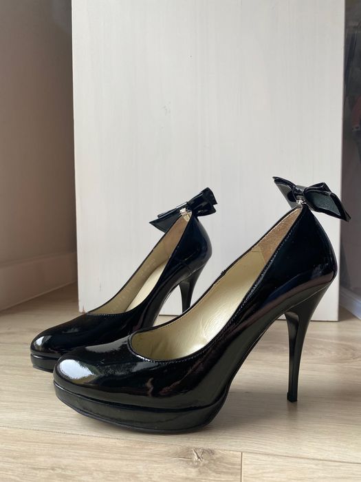 Ryłko lakierowane szpilki na koturnie 37,5