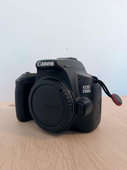 Canon EOS 250D.