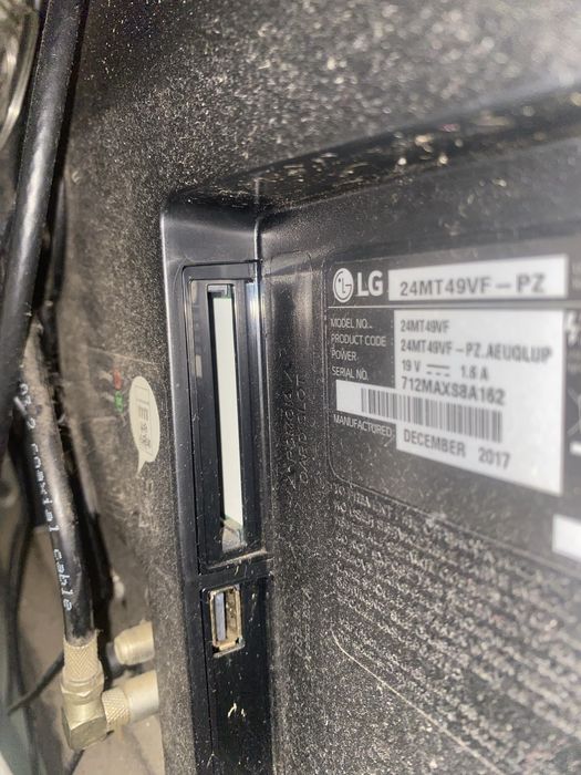 Телевізор LG 24MT 49FV з кронштейном