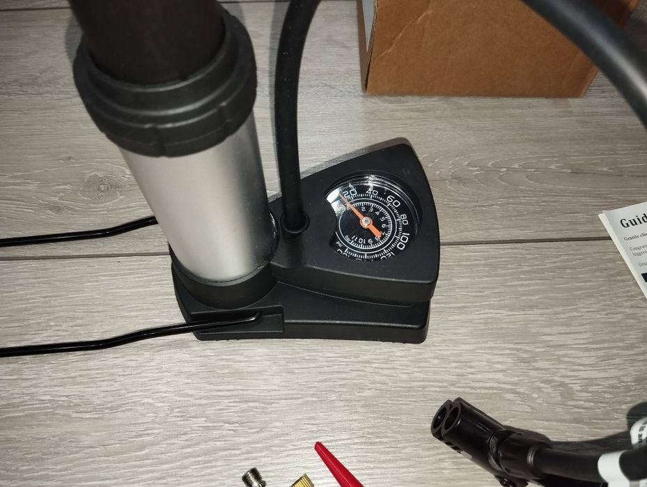 Pompka rowerowa z manometrem