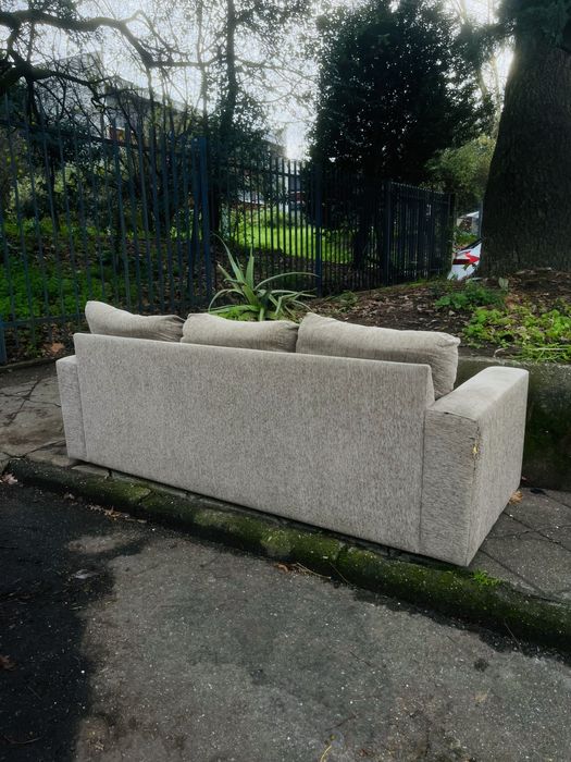 Sofá bege em boas condições