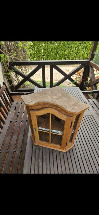 Przeszklona narożna szafka drewniana wisząca