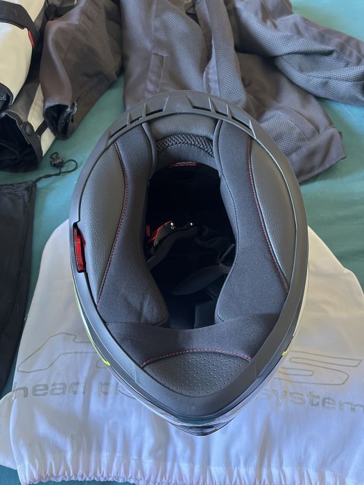 Roupa e capacete de mota